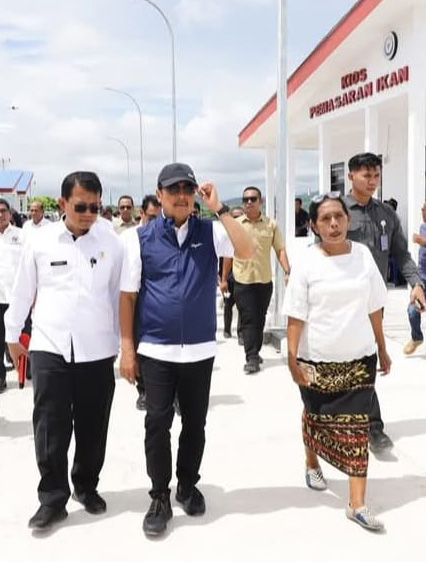 Masyarakat Sulamu Mengucapkan Terima Kasih, Kepada Menteri KKP, Sakti Wahyu Trenggono, Pada Rabu (25/2/2026) Di Sulamu, Kabupaten Kupang, Nusa Tenggara Timur, Dalam Rangka Selesai 100% Proyek KNMP “Sulamu”.   Proyek Ini Tertuang Dalam Keputusan Menteri KKP No. 55 Tahun 2025, Dengan Menyedot Anggaran Miliaran Rupiah.